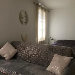 Top First Av Ternes Apartamento