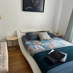Guest Nearby Champs Elysees Апартаменты