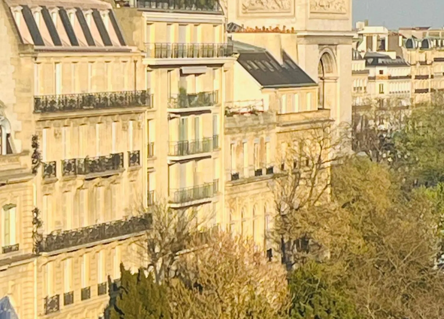 Place Equipe Au Coeur De Paris Avec Vue Sur L'Arc De Triomphe Et La Tour Eiffel